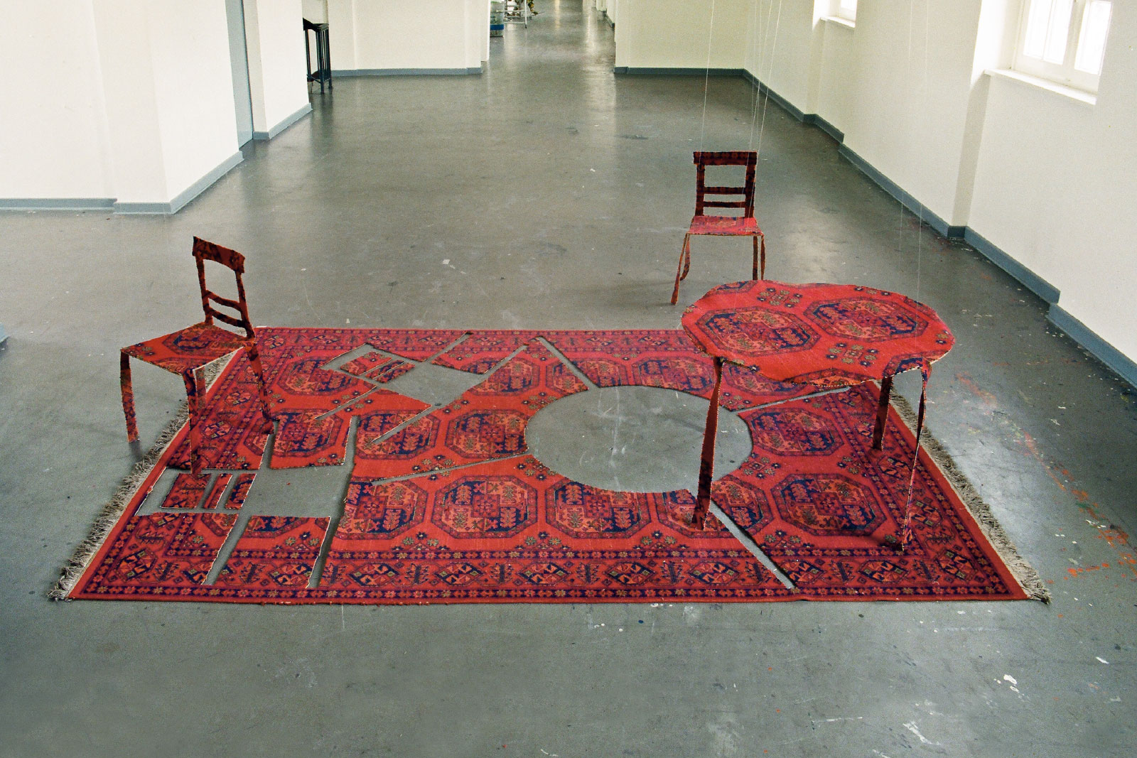 Mehrzweckwohnen,
1992 | Installation, vierteilig
gebrauchter Wohnzimmerteppich, Nylonfäden, Hartfaserplatten