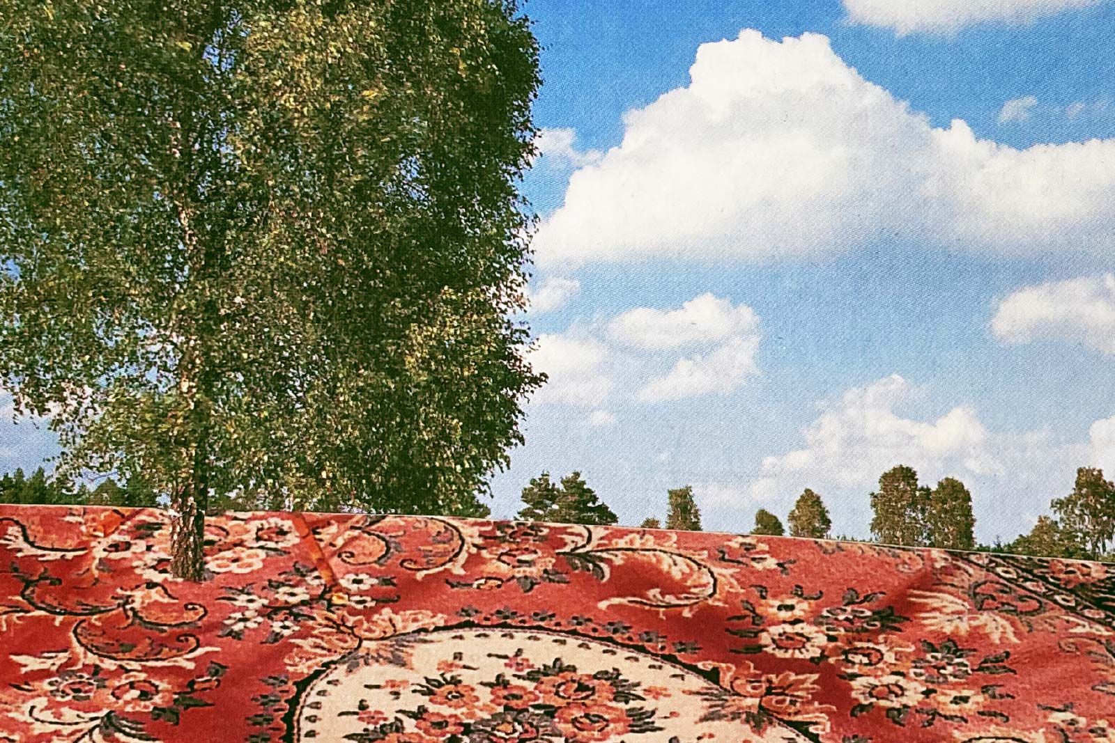 Collage von Josephine Riemann: Kalenderblätter mit Landschaftsfotos sind mit Gebrauchsgegenständen kombiniert worden.