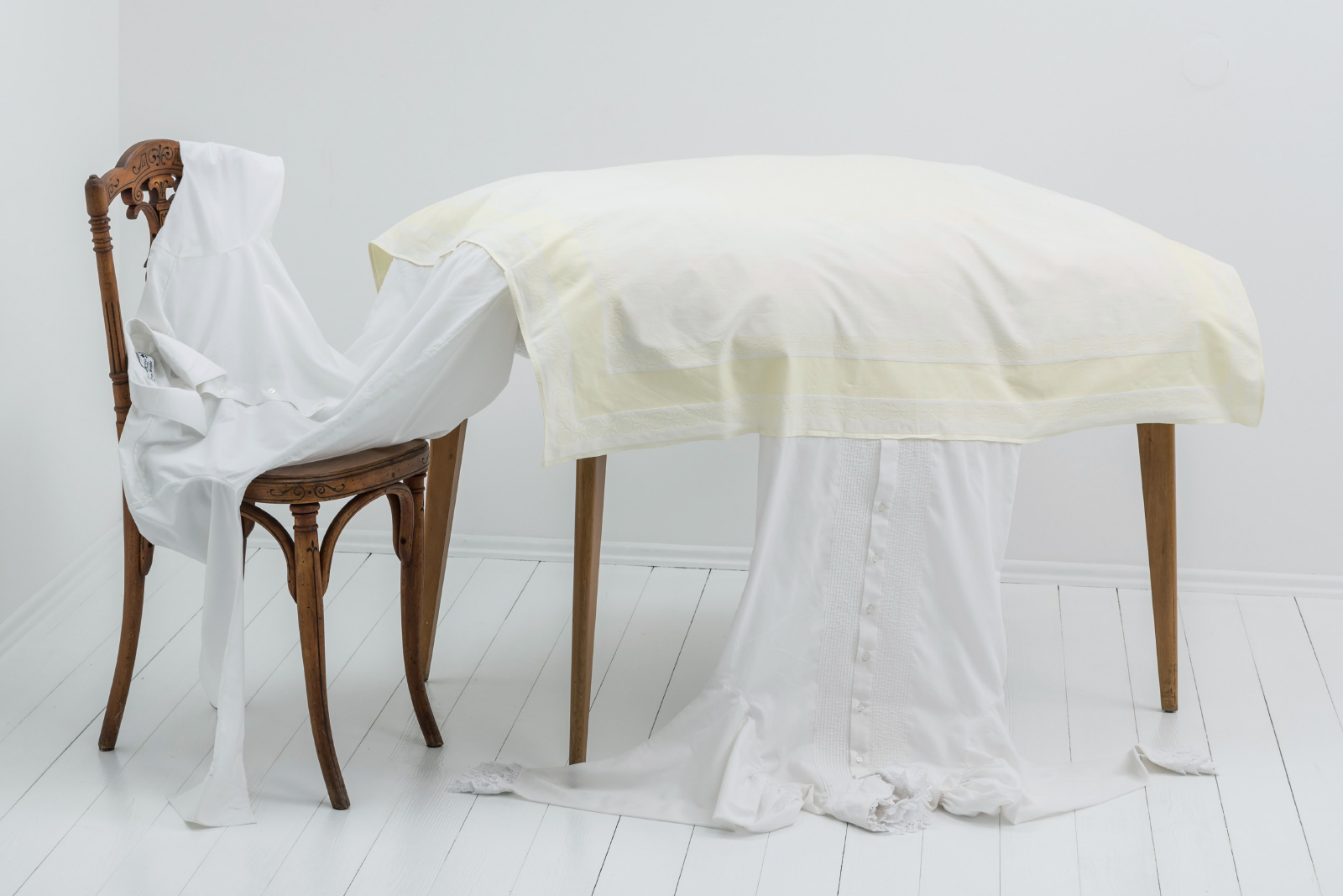 Tablecloth,
1998, 2014 | Objekt / Installation / Inszenierung
Tischdecke, gebrauchtes Herrenoberhemd, gebrauchte Damenbluse, (Esstisch, Bestuhlung)