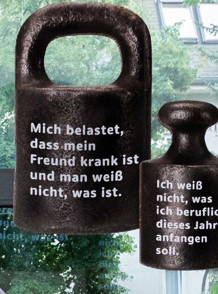 Kunst-Aktion von Josephine Riemann: Aktion auf der Straße: Interviews von Passanten zu ihren individuellen Belastungen.