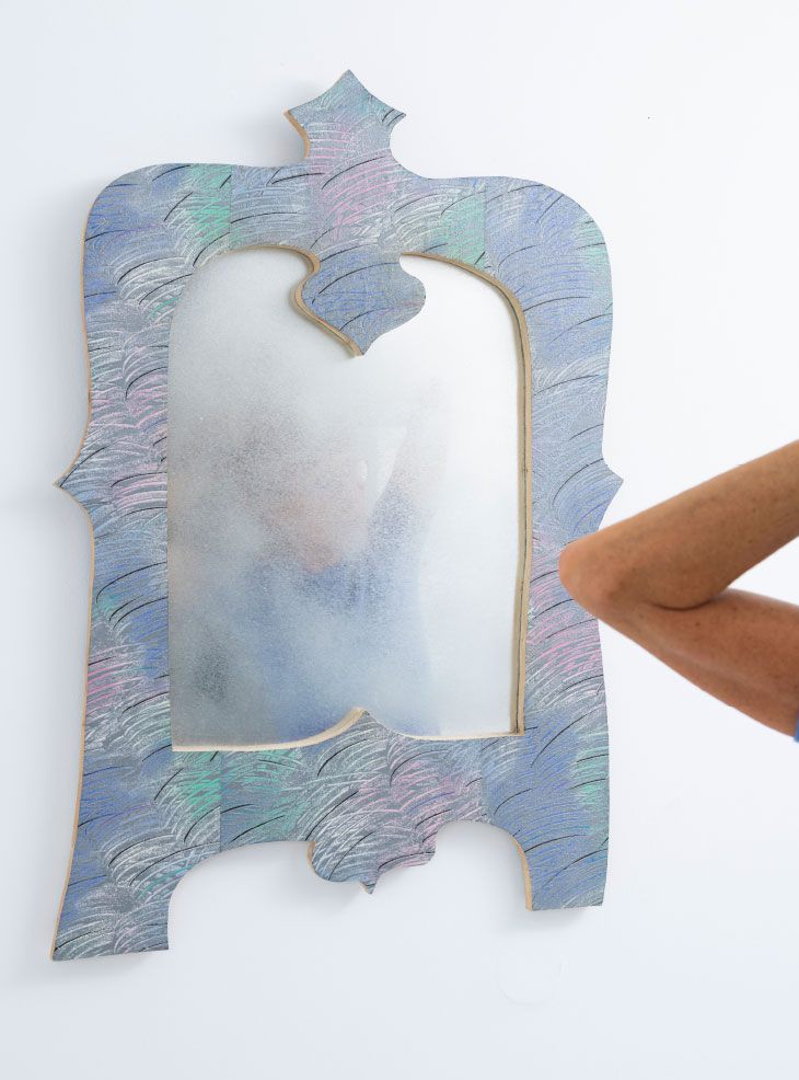Kunst-Objekt von Josephine Riemann: Eine aus Holz Silhouette eines Spiegels wurde mit 1980er Jahre Tapete kaschiert. Installation an einer Wohnzimmerwand.  