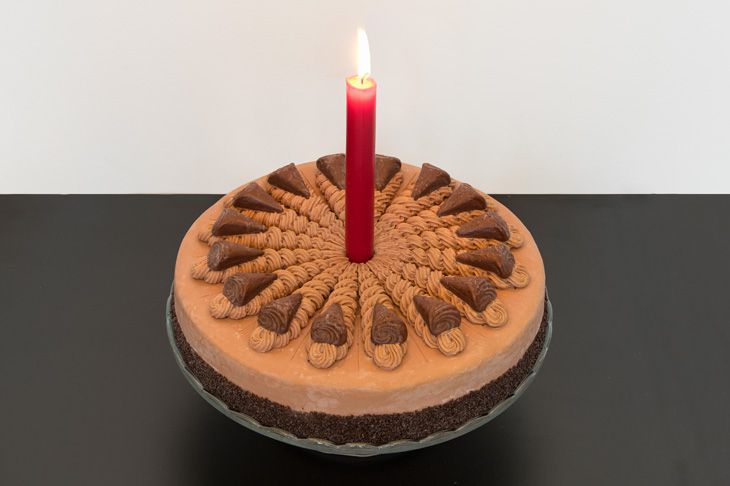Kunst-Objekt von Josephine Riemann: Echte oder künstliche Kuchen sind zusammen mit Diagnostiktaschenlampen, einer Kerze, einem Bunsenbrenner oder Streichhölzern ausgestellt.  