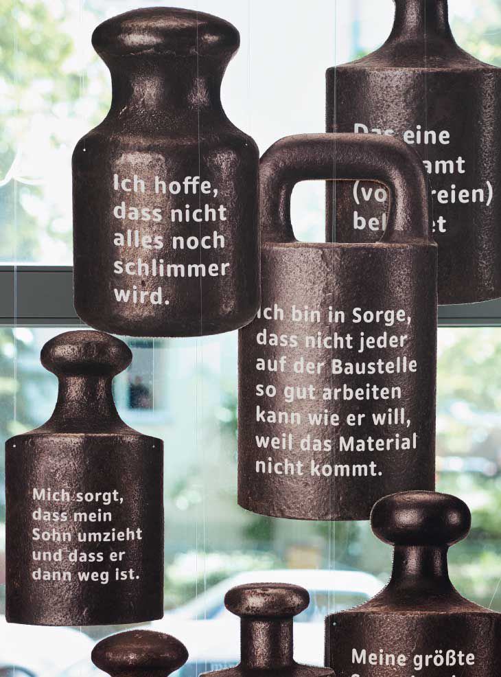 Kunst-Aktion von Josephine Riemann (Detail): Aktion auf der Straße: Interviews von Passanten zu ihren individuellen Belastungen.