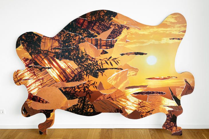 Kunst-Objekt von Josephine Riemann: Eine Holz Silhouette einer Couch wurde mit Fototapete mit Sonnenuntergang kaschiert. Installation in einem Wohnzimmer.  