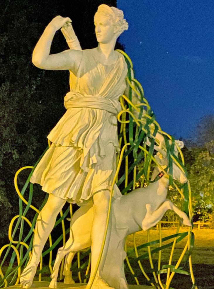 Kunst-Installation von Josephine Riemann: ein aus Gartenschlauch gewebtes Netz, welches einer Plastik der Göttin Diana (im Schlosspark Rumpenheim, Offenbach bei Frankfurt am Main) umgelegt wurde.