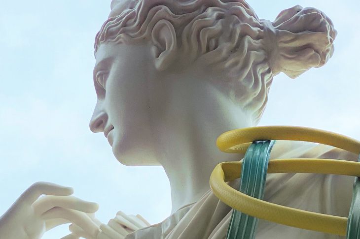 Kunst-Installation von Josephine Riemann (Detail): ein aus Gartenschlauch gewebtes Netz, welches einer Plastik der Göttin Diana (im Schlosspark Rumpenheim, Offenbach bei Frankfurt am Main) umgelegt wurde.  