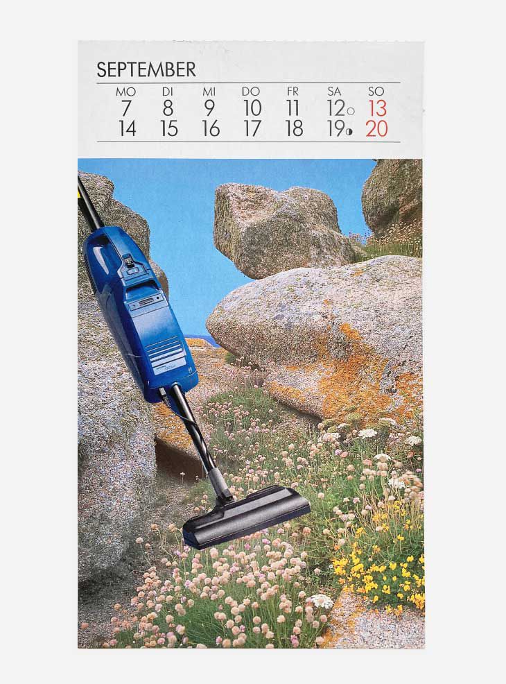 Collage von Josephine Riemann: Kalenderblätter mit Landschaftsfotos sind mit Gebrauchsgegenständen kombiniert worden.