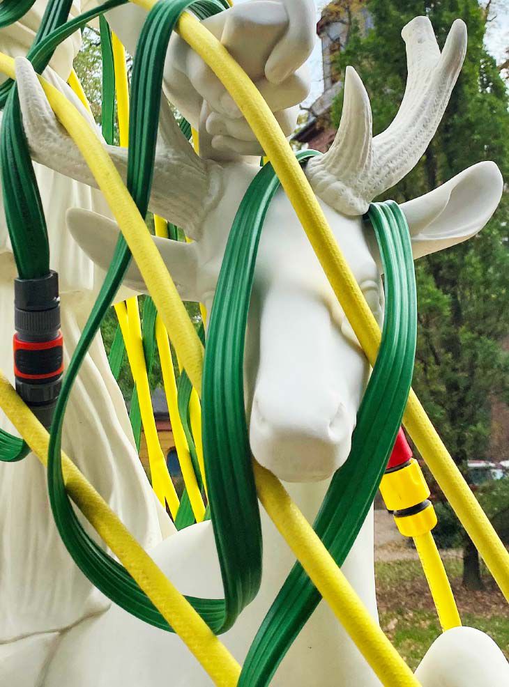 Kunst-Installation von Josephine Riemann (Detail): ein aus Gartenschlauch gewebtes Netz, welches einer Plastik der Göttin Diana (im Schlosspark Rumpenheim, Offenbach bei Frankfurt am Main) umgelegt wurde.  