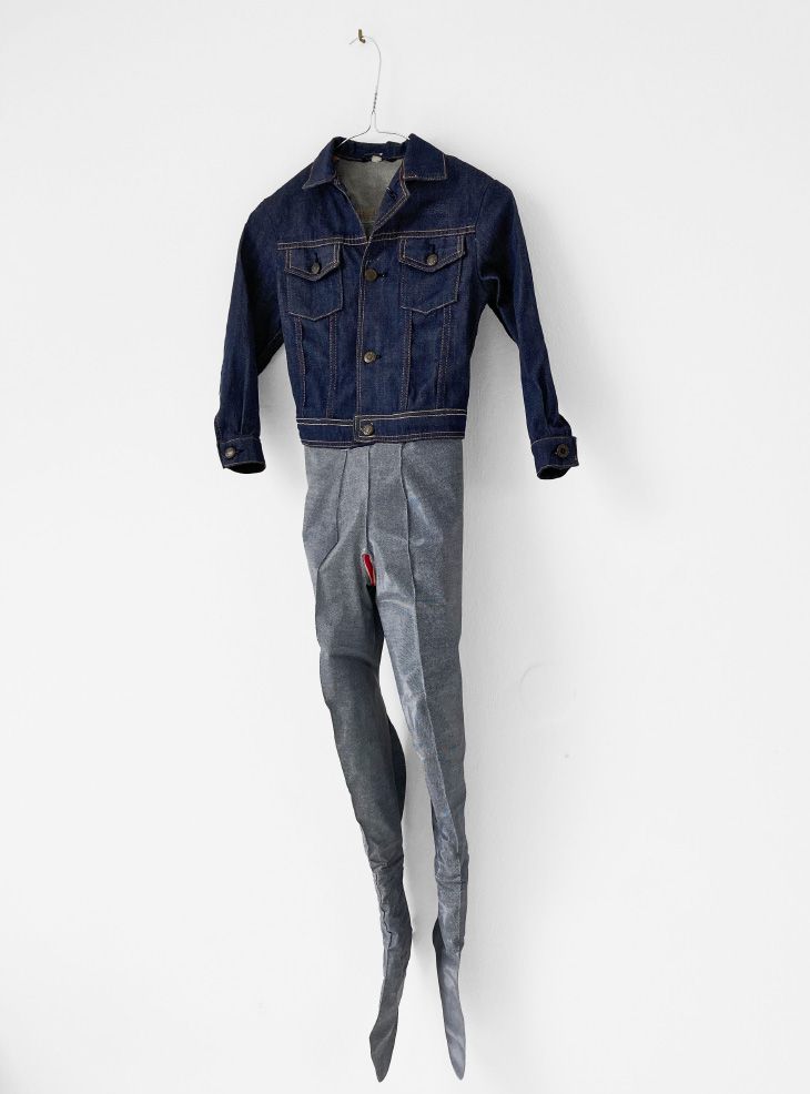 Kunst-Objekte von Josephine Riemann: Eine Jeansjacke wurde mit einem Teil einer Sexpuppe zusammengenäht.