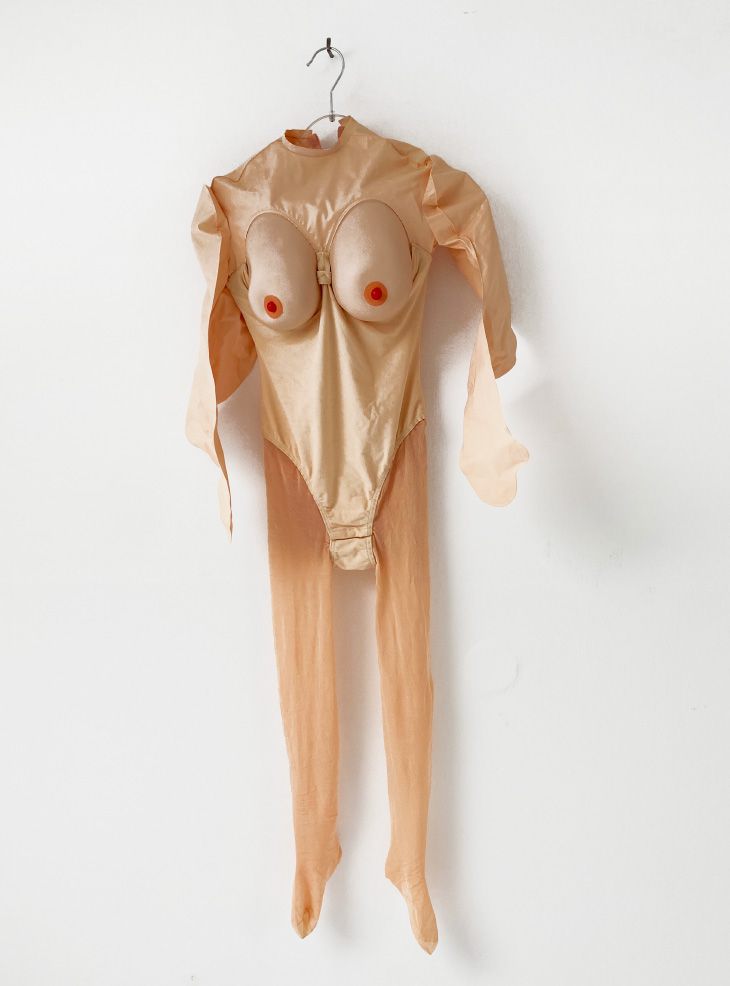 Kunst-Objekte von Josephine Riemann: Kleidungsstücke und Teile von Sexpuppen wurden zusammengenäht.