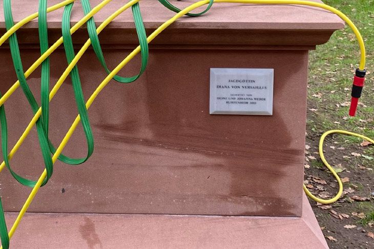 Kunst-Installation von Josephine Riemann (Detail): ein aus Gartenschlauch gewebtes Netz, welches einer Plastik der Göttin Diana (im Schlosspark Rumpenheim, Offenbach bei Frankfurt am Main) umgelegt wurde.  