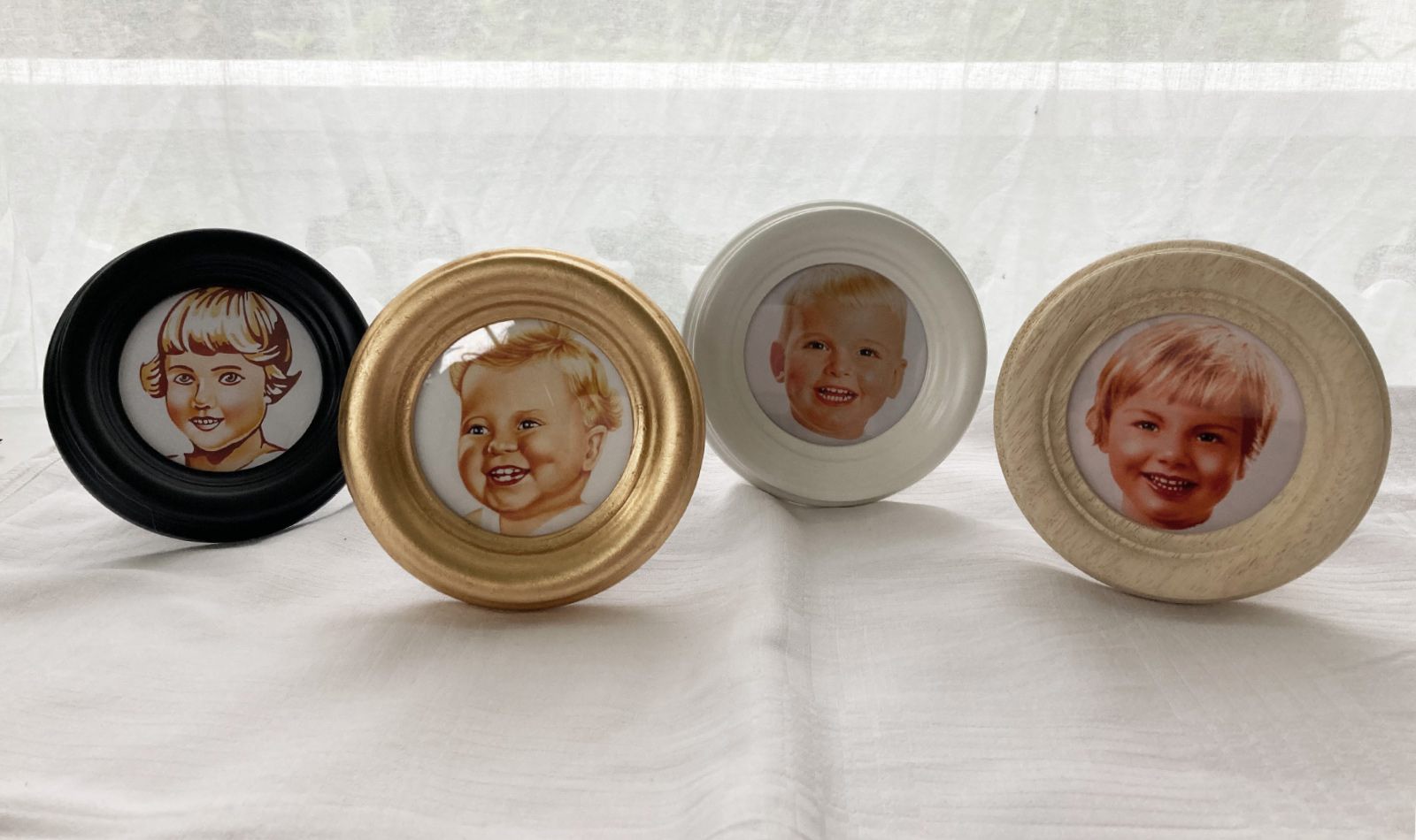 Kunst-Objekte von Josephine Riemann: Vier gerahmte Fotografien der Kinder auf den Bahlsen Zwieback Verpackungen aus vier Jahrzehnten als Geschwister inszeniert.  