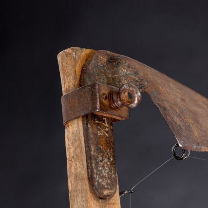 Kunst-Objekte von Josephine Riemann (Detail): Sensen wurden zu Angeln umfunktioniert. An den Enden hängen Köder.